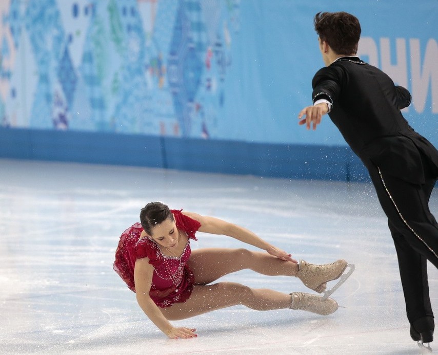2014年2月12日,冬奥会花样滑冰双人比赛,一名选手摔倒.