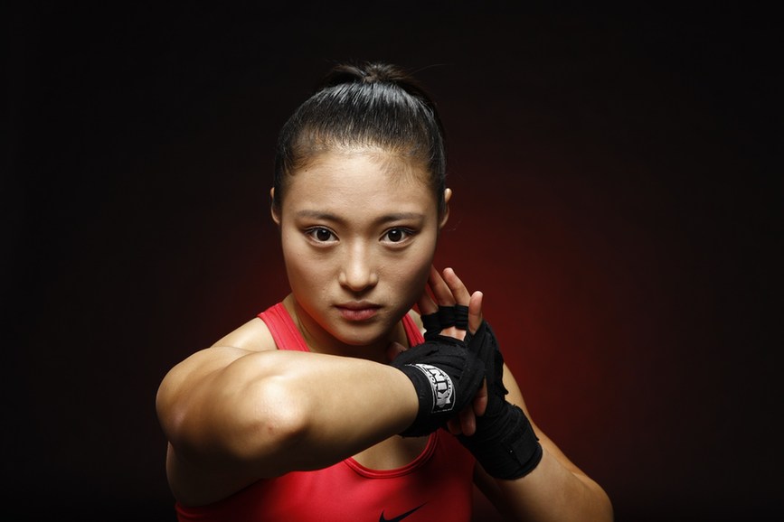 1994年出生的黄飞儿是国内年纪最小的女子mma选手,但她的擂台上的表现