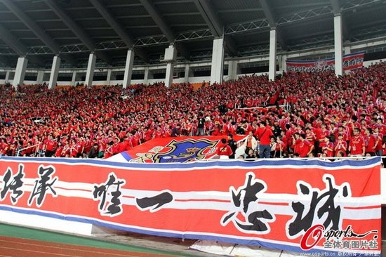 恒大百万重金打造红色客场 3000红魔占领柏市
